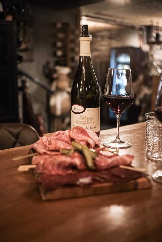 Planche de charcuterie et verre de vin au bar